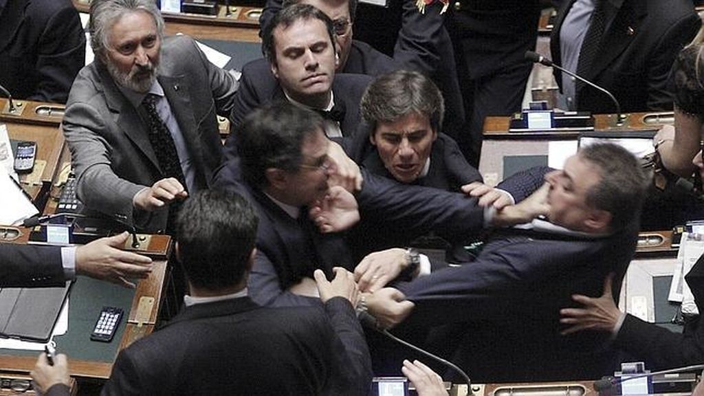 Tensa pelea en el Parlamento Italiano
