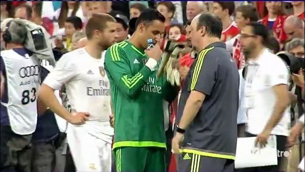 Rafa Benítez mima a Keylor Navas tras su partidazo ante el Bayern, ¿qué le dijo?