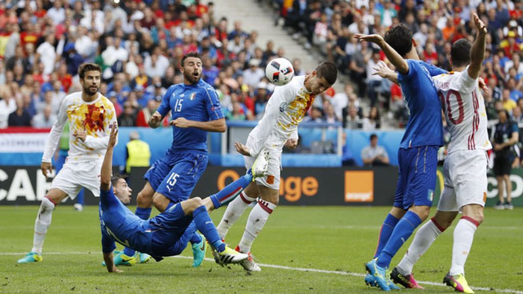 Primera ocasión clara de gol para España: Morata cabeceó a las manos de Buffon