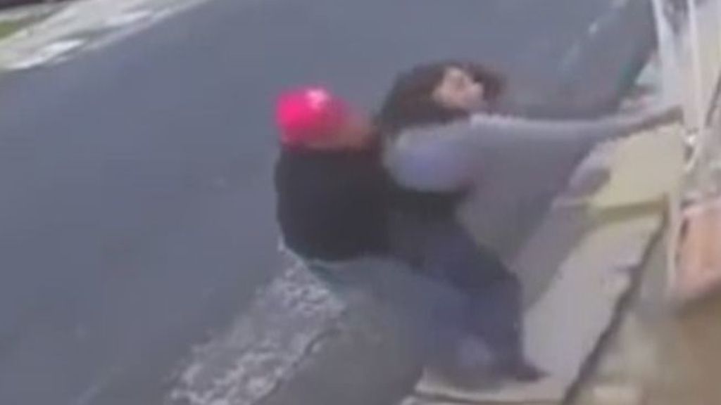 Violento ataque a una mujer para robarle el coche en la puerta de su casa de México