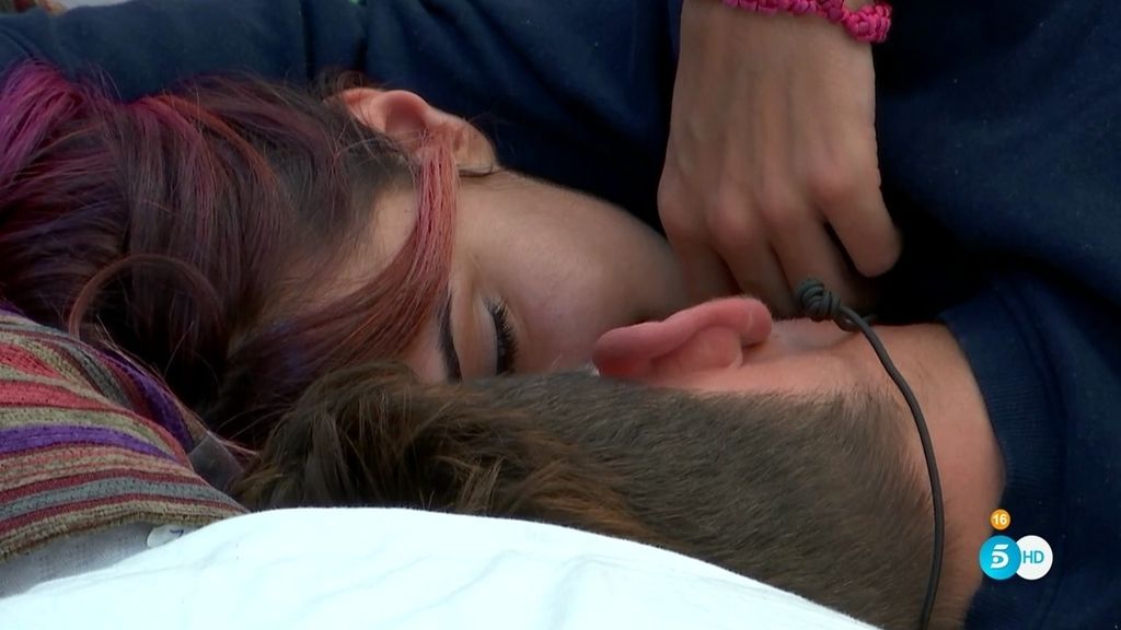 El beso más tierno y apasionado entre Bea y Rodrigo en la cama