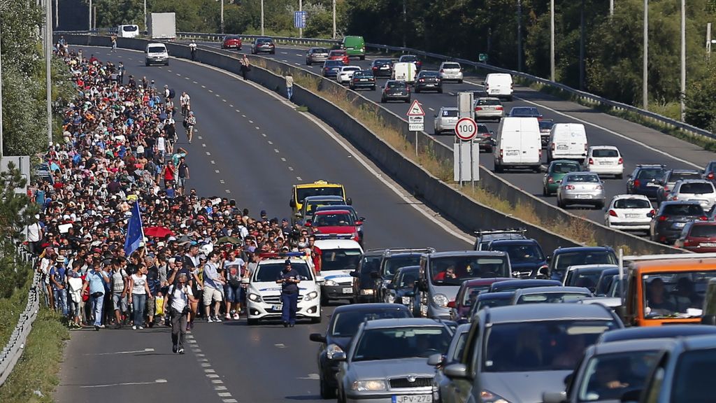 Miles de refugiados marchan a pie hasta Austria