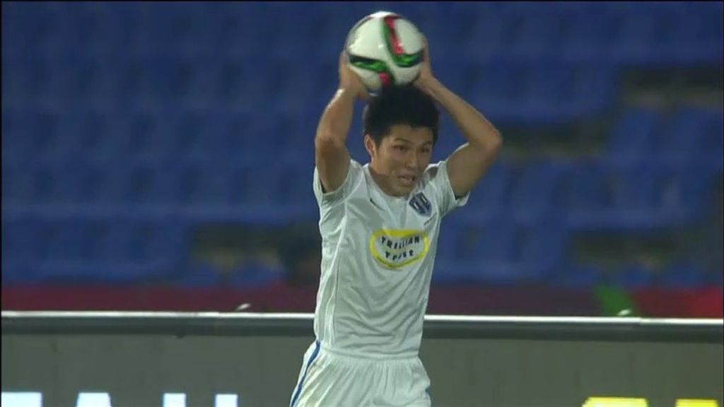 ¡La pifia del Mundialito! Un japonés saca de banda... ¡Y se le escurre el balón! ¡La pifia del Mundialito! Un japonés saca de banda... ¡Y se le escurre el balón!