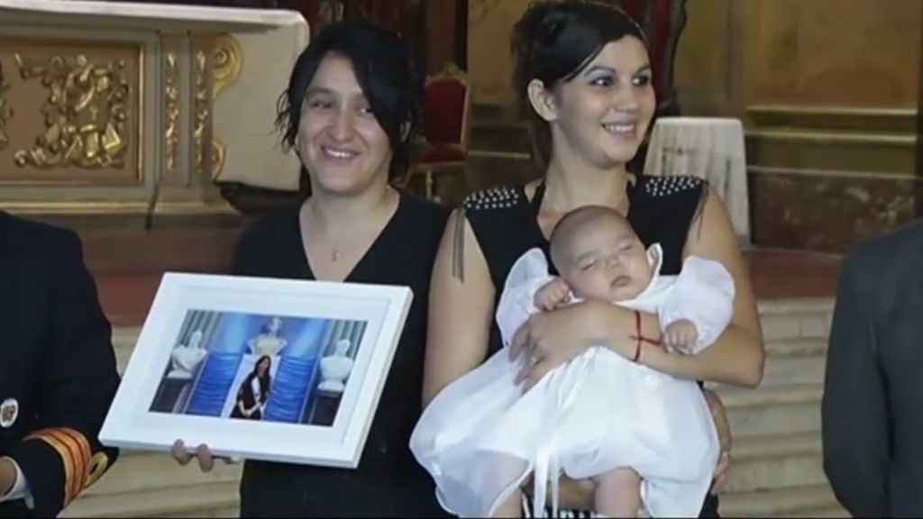 La Iglesia Católica bautiza por primera vez en Argentina a la hija de dos lesbianas