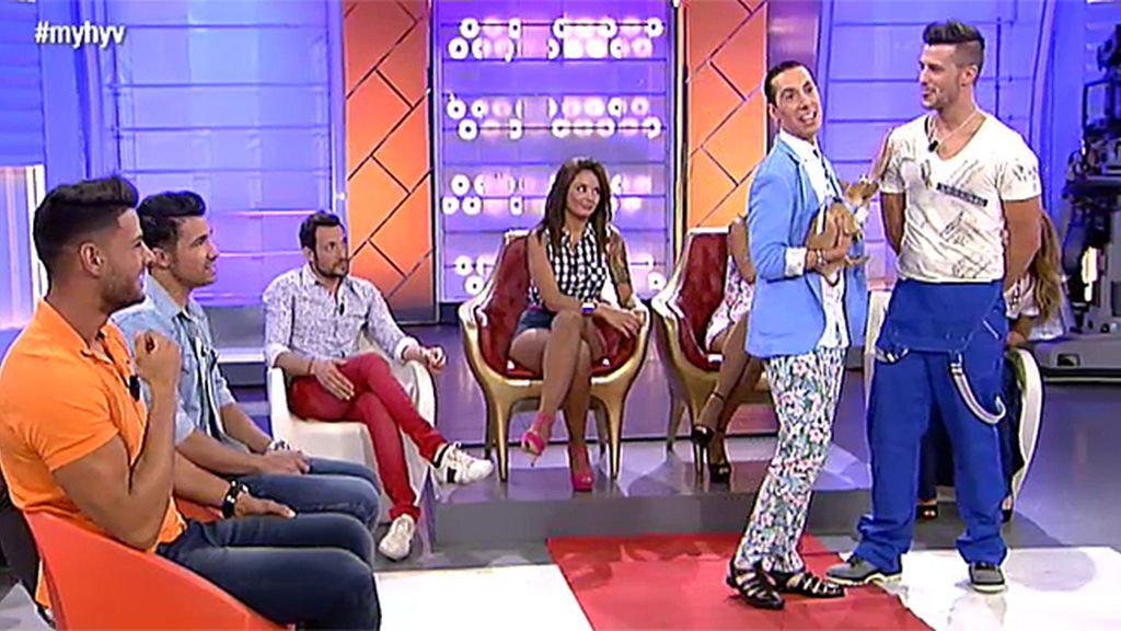Alberto pone el mono a María
