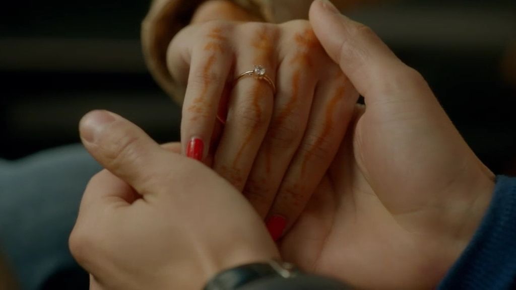 Morey le regala a Fátima el anillo de su madre como señal de compromiso