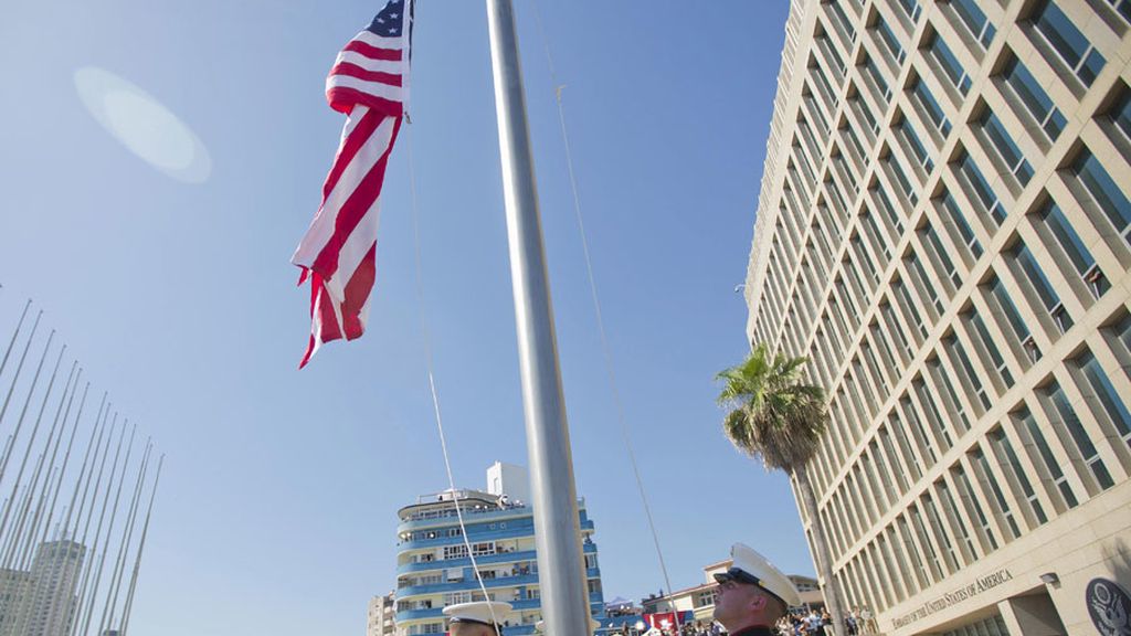 La bandera de Estados Unidos ya ondea en la embajada en Cuba