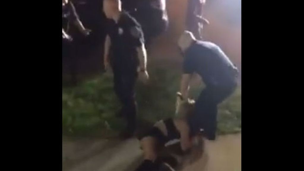 Brutal agresión de la policía estadounidense a una mujer durante su detención