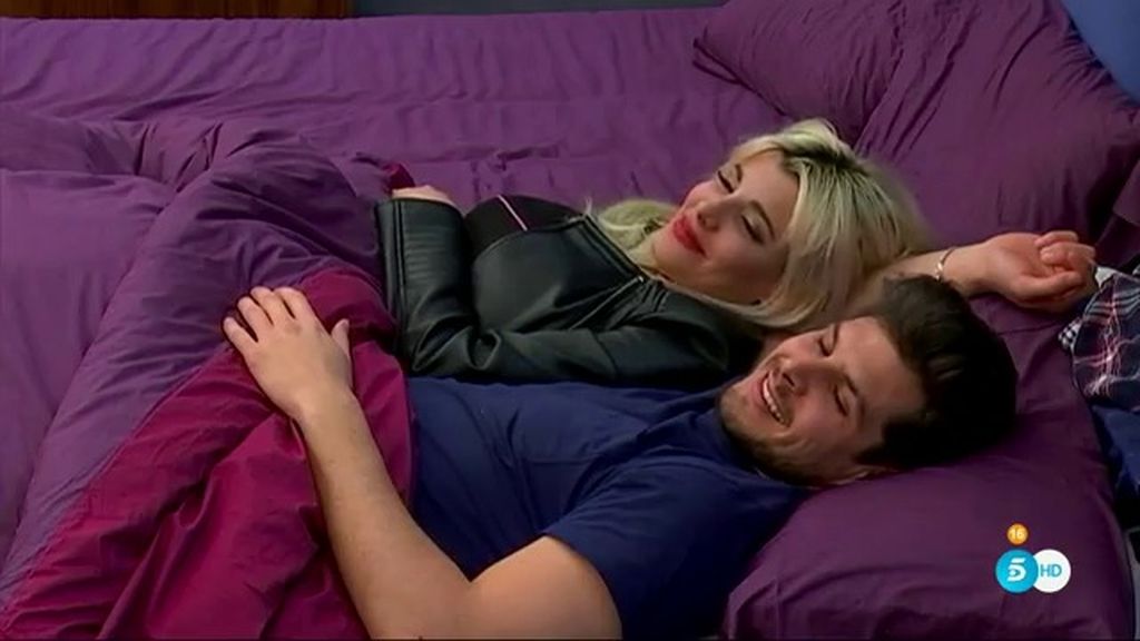 Fran, celoso al descubrir a Charlotte y a Alejandro juntos en la misma cama