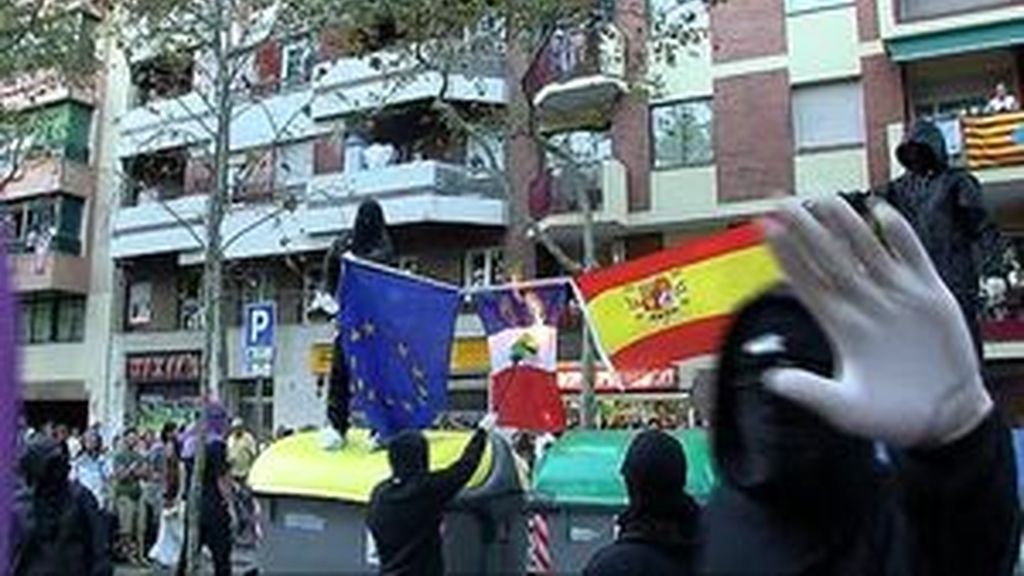 Queman banderas de España, Francia y la UE durante la manifestación de la CUP