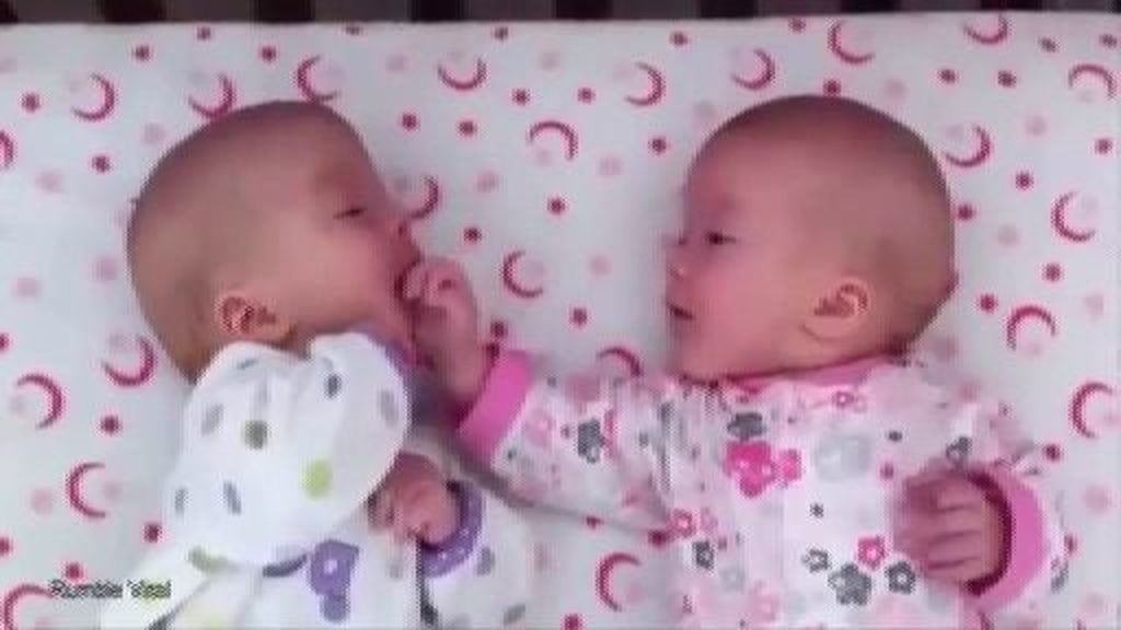 La 'profunda' conversación de dos bebés se convierte en viral