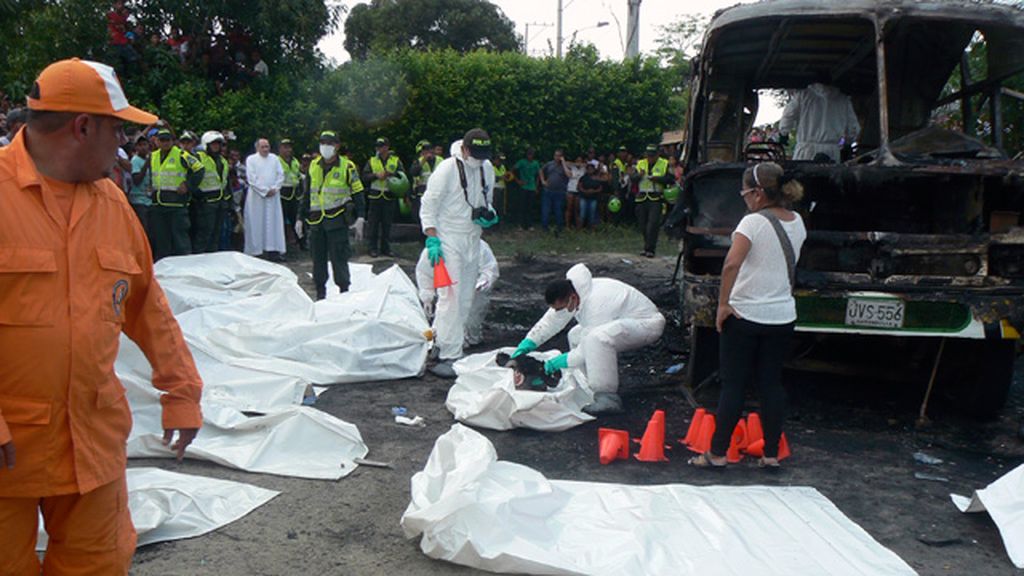 Mueren 26 menores y cinco adultos en el incendio de un autobús en Colombia