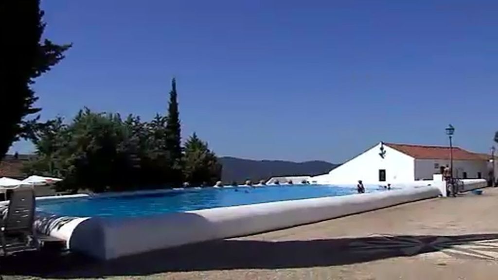 Un pueblo de Huelva convierte la plaza mayor en una piscina de 8.000 metros cuadrados