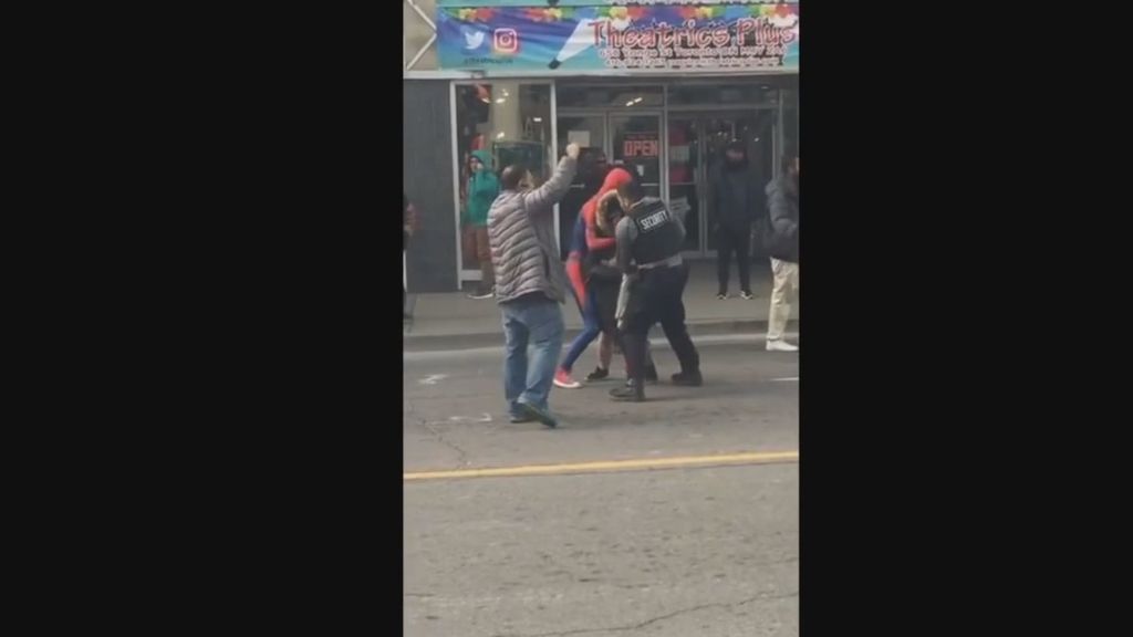 "Spiderman" ayuda a detener a una ladrona en Toronto