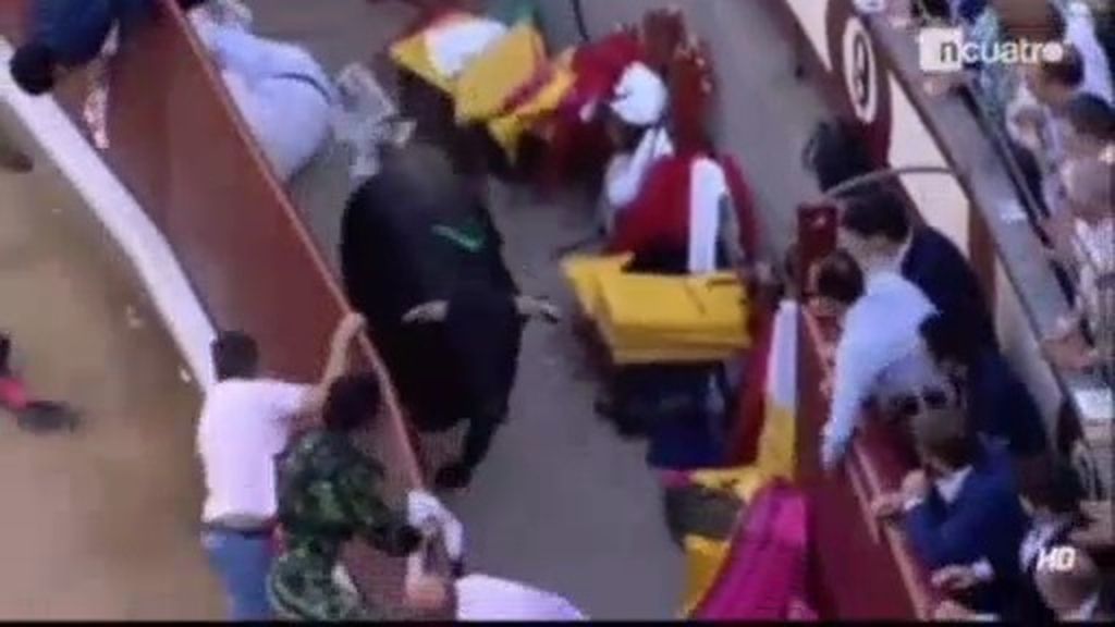 Un toro siembra el pánico al saltar al callejón de la plaza de Las Ventas