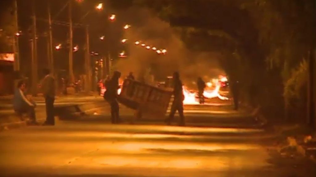 Disturbios en numerosas ciudades de Chile entre la policía y jóvenes violentos