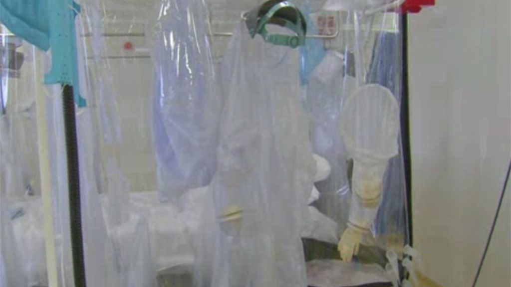 ¿Cómo es el tratamiento que recibe el sacerdote con ébola?