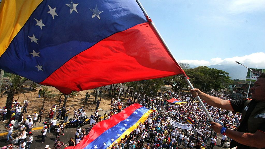 Maduro anuncia "mano de hierro" contra los alborotadores