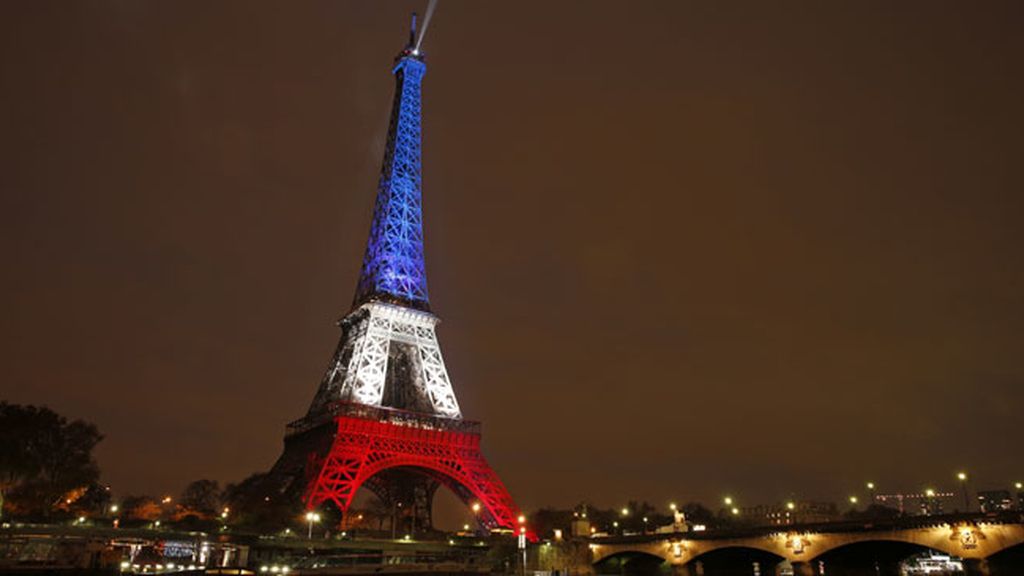 La Torre Eiffel vuelve a brillar con los colores de la bandera francesa