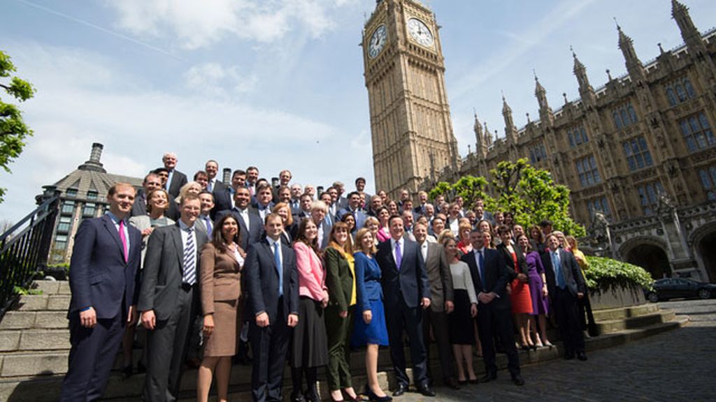 Cameron posa con sus diputados frente al Parlamento de Westminster
