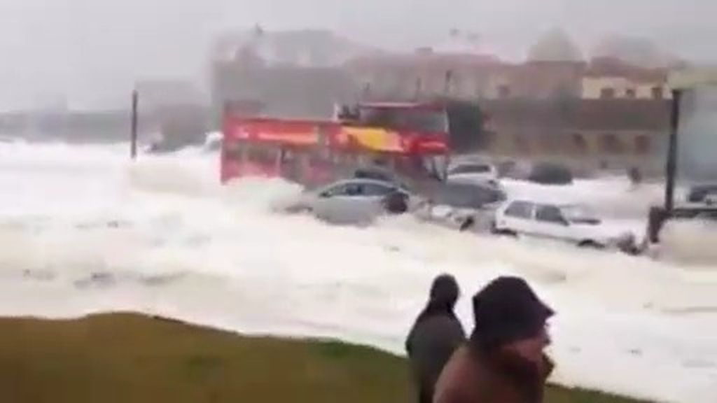 4 heridos al impactar una ola gigante en el paseo marítimo de Foz do Douro