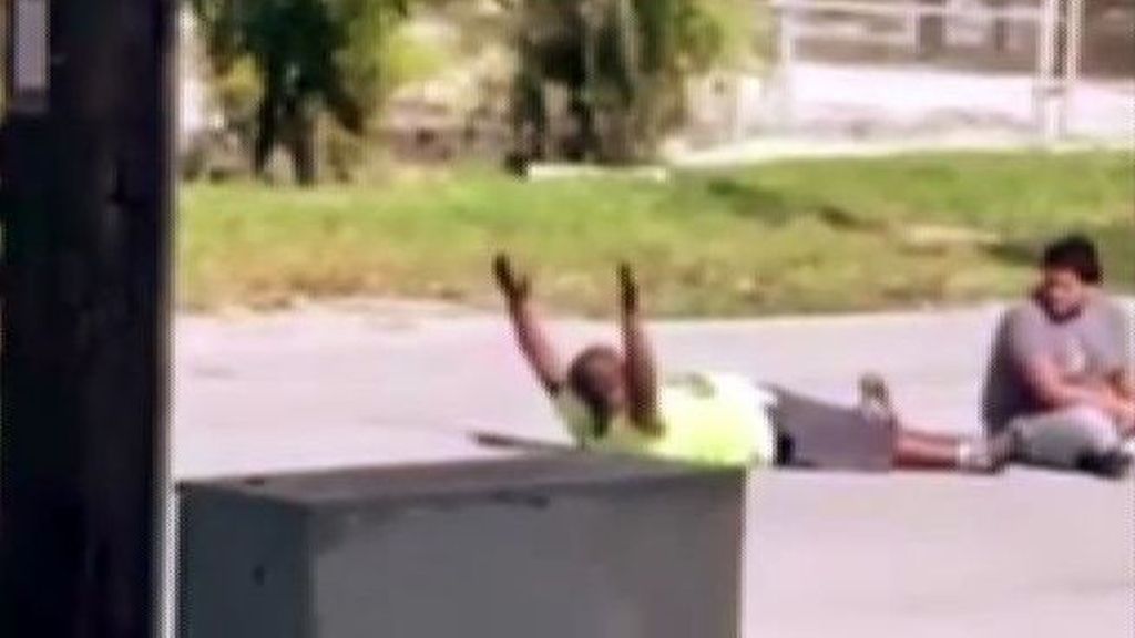 Un vídeo desmiente la versión de la policía que dispara a un hombre desarmado