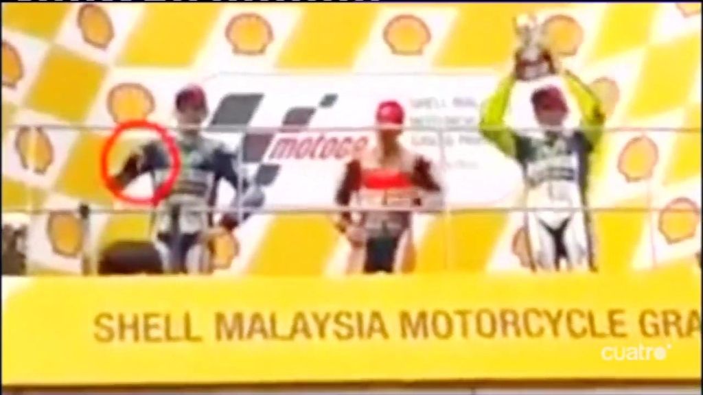¿Qué gesto hace Lorenzo en el podio cuando Rossi recibe el trofeo Sepang?