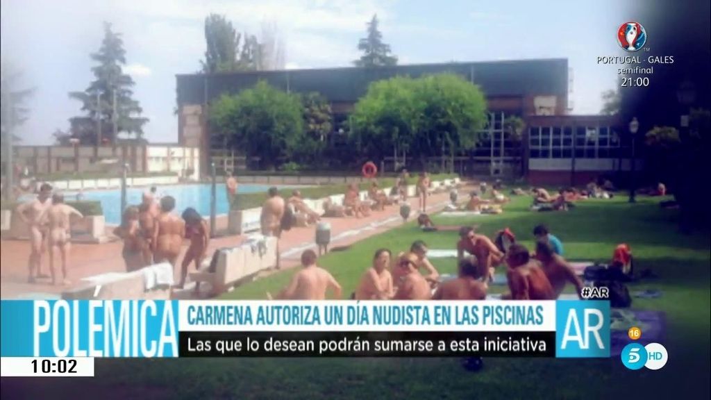Manuela Carmena autoriza un día nudista en las piscinas de Madrid