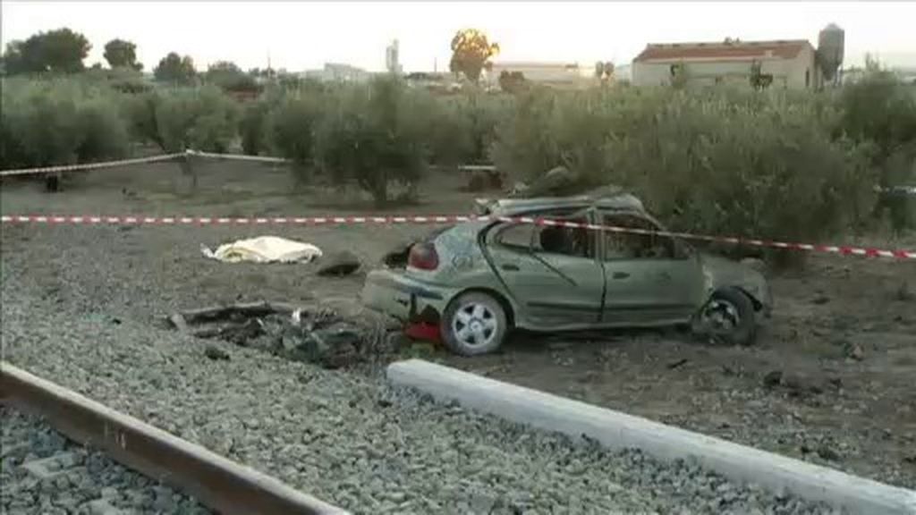 Muere un hombre tras ser arrollado su coche por un tren en Lorca (Murcia)