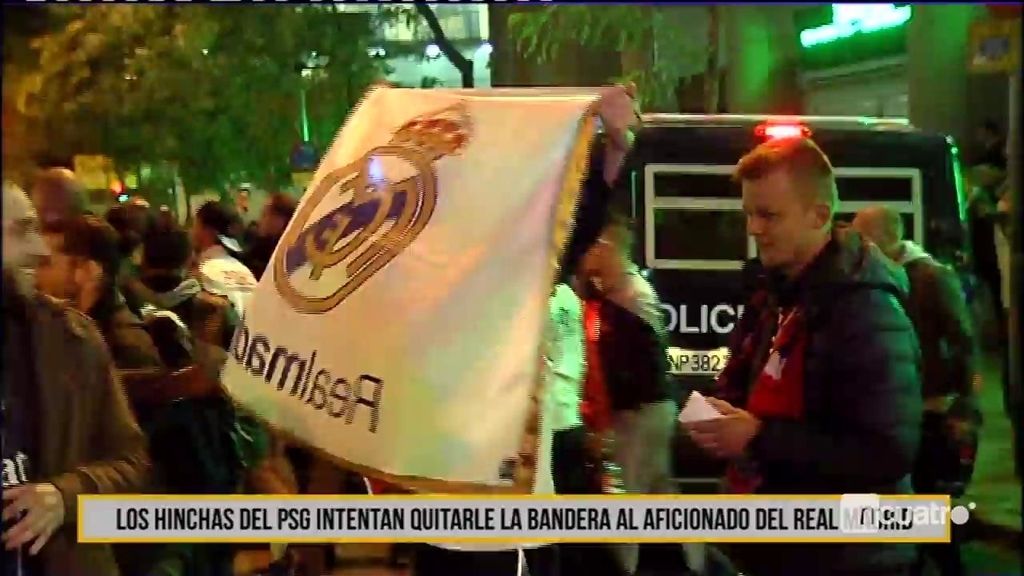 ¡Unos radicales del PSG tiran bebida a un hincha del Madrid por lucir una bandera!