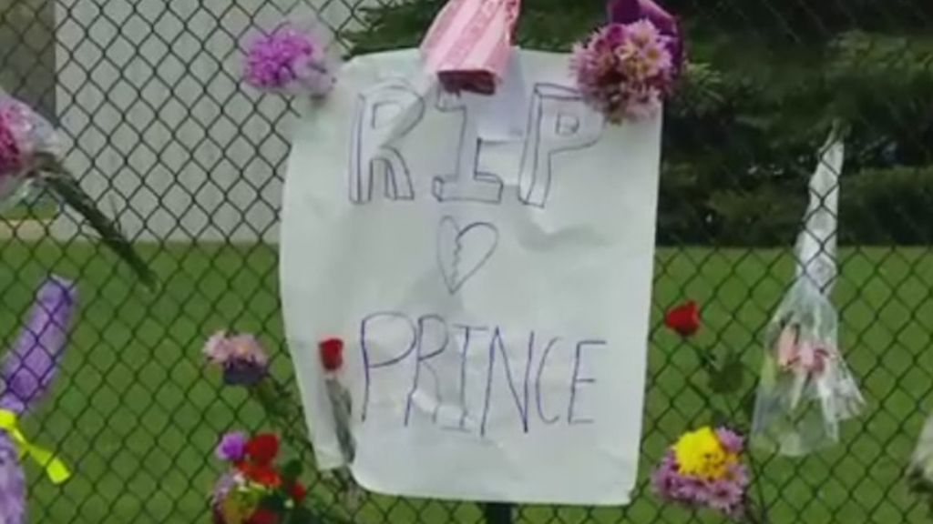 Cantando sus éxitos o con globos morados, las emotivas despedidas de los fans a Prince