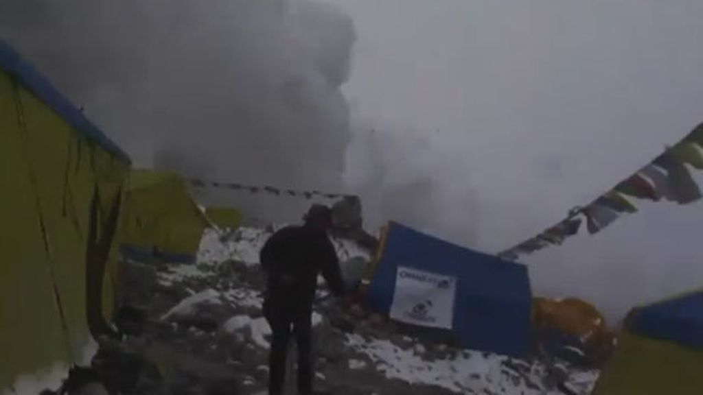 Unos montañeros afrontan una avalancha en el campamento base del Everest