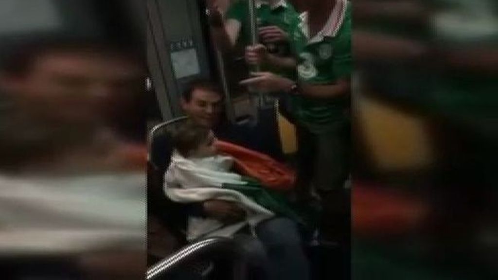 Unos hooligans irlandeses le cantan una nana a un bebé en el metro