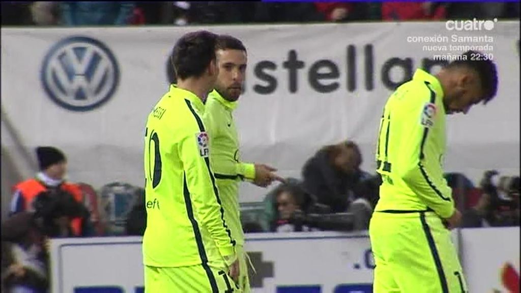 Alba le confiesa a Messi durante el partido que le dio el balón en la mano y era penalti