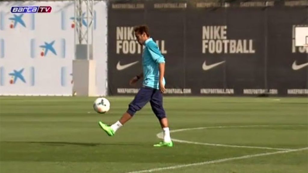 Neymar ya toca balón