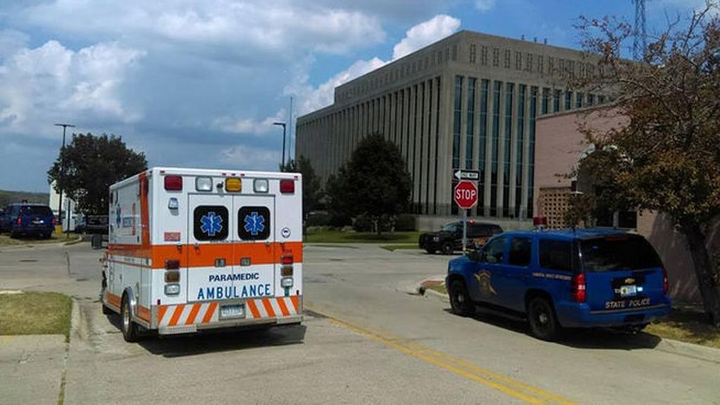 Un preso que desarmó a un agente, el autor del tiroteo en el tribunal de Michigan