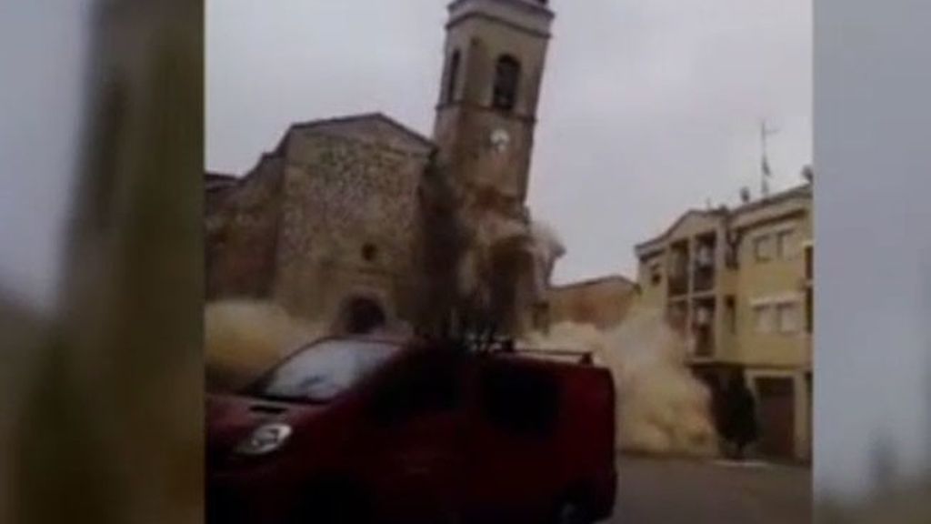 Derrumbe del campanario de una iglesia en un pueblo de Lérida