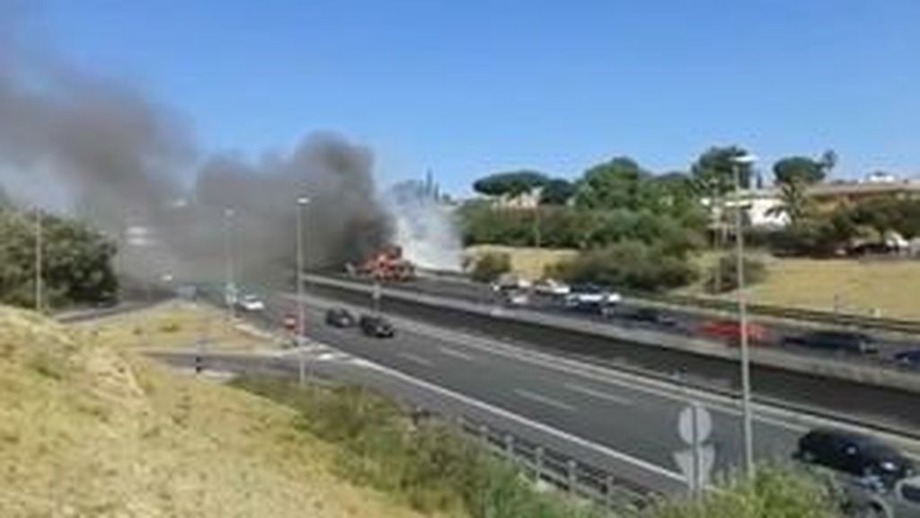 Un autobús en llamas provoca atascos kilométricos en la A-49