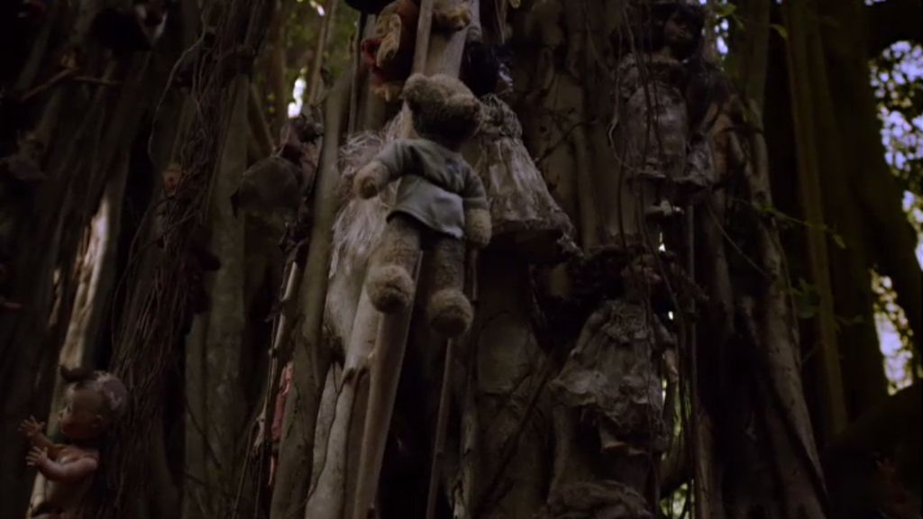 Un árbol espiritual decorado con muñecas