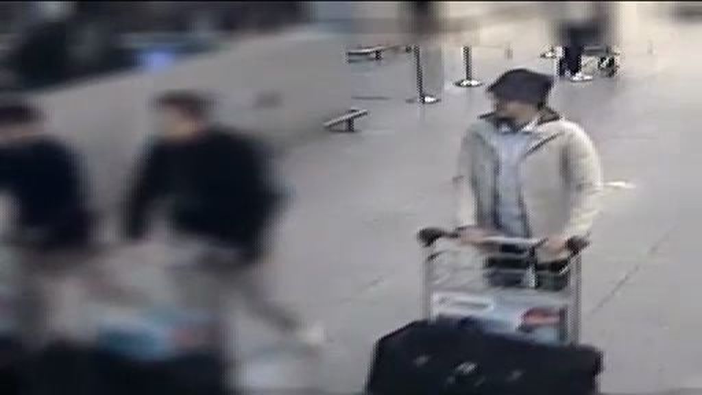 Bélgica pide ayuda para identificar al hombre del sombrero que atentó en Zaventem