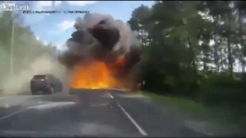 Aparatoso accidente en una carretera rusa termina con una explosión