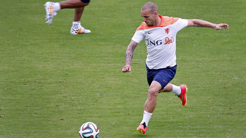 Wesley Snejider asusta en el entrenamiento de Holanda a base de golazos