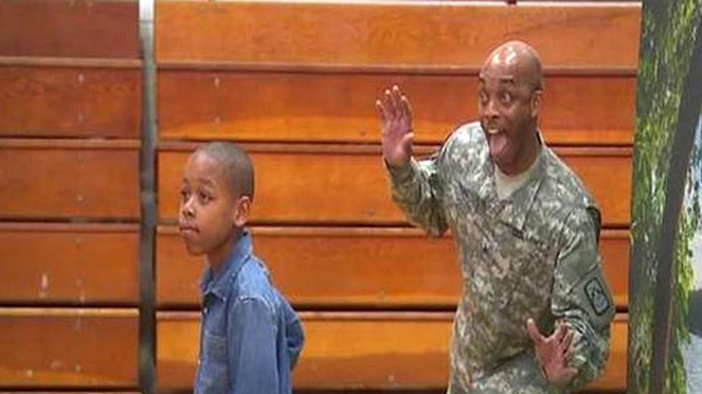 El militar que regresa a casa y sorprende a su hijo con un 'photobomb'