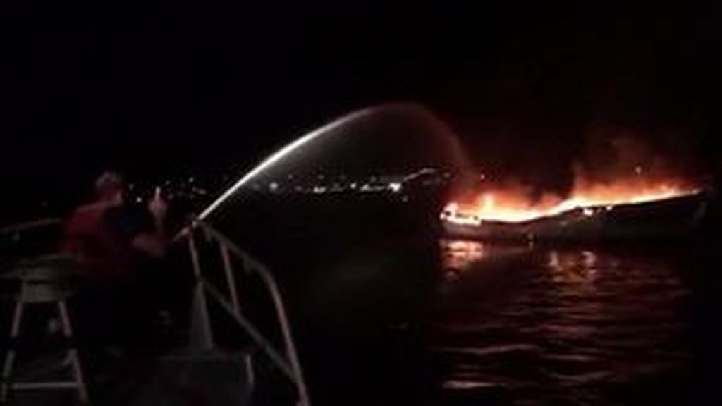 Rescatan a un hombre en Florida tras incendiarse la barca que tripulaba
