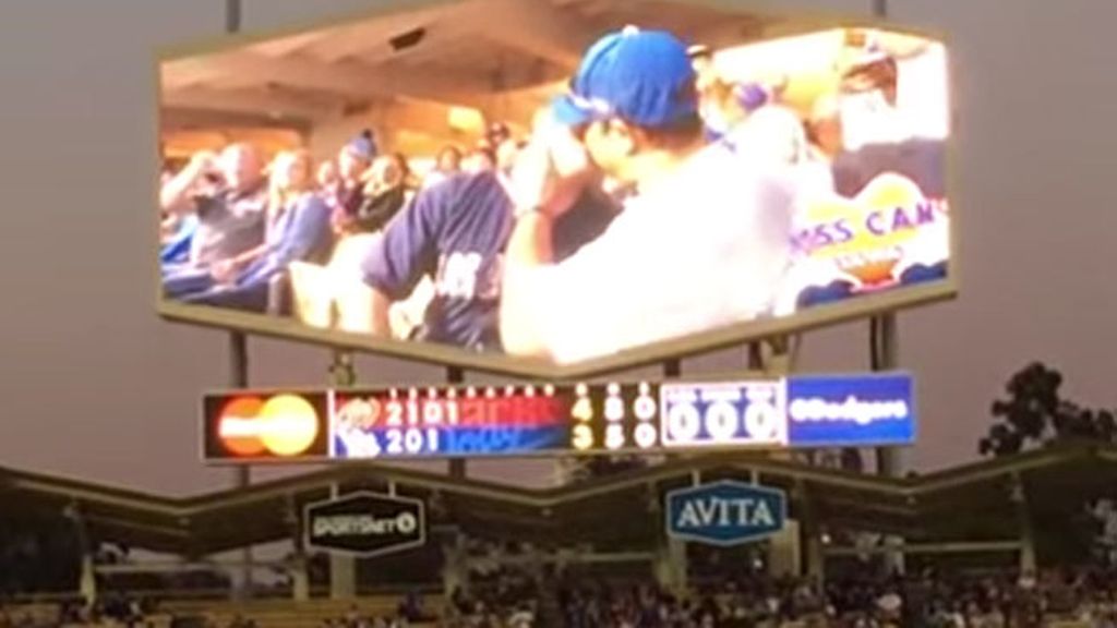 El beso gay que sorprendió a los espectadores de un partido de béisbol