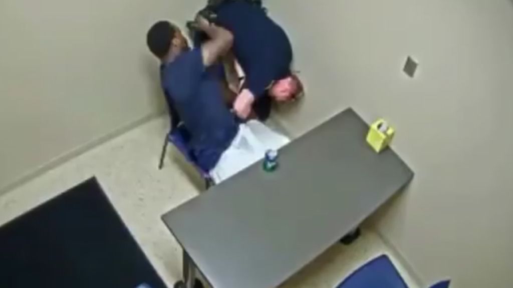 El dramático forcejeo de un policía por no perder su arma a manos de un detenido