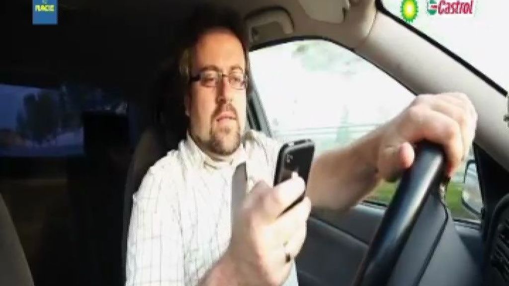 Cuatro millones de conductores admiten que 'chatean' al volante