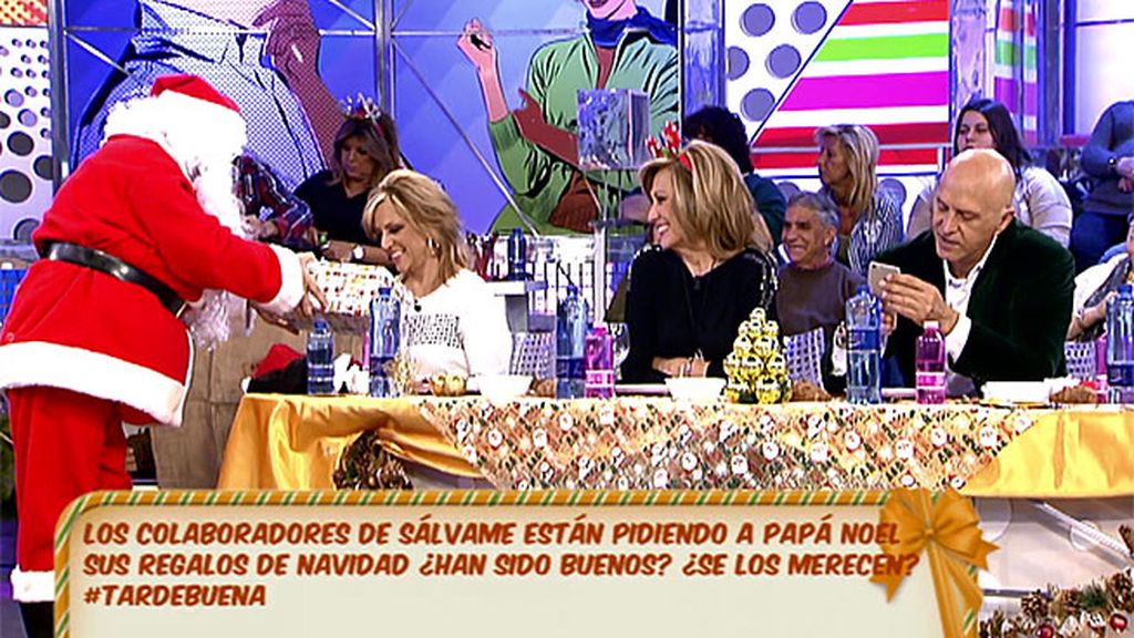 Papá Noel entrega sus particulares regalos de Navidad a nuestros colaboradores