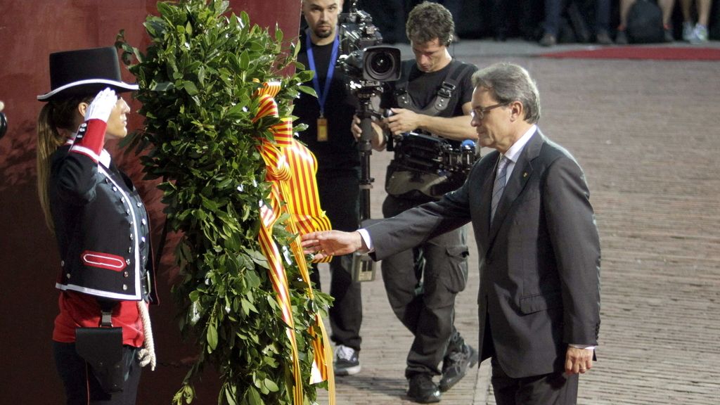 Mas abre los actos de la Diada con la ofrenda floral en el Fossar de les Moreres