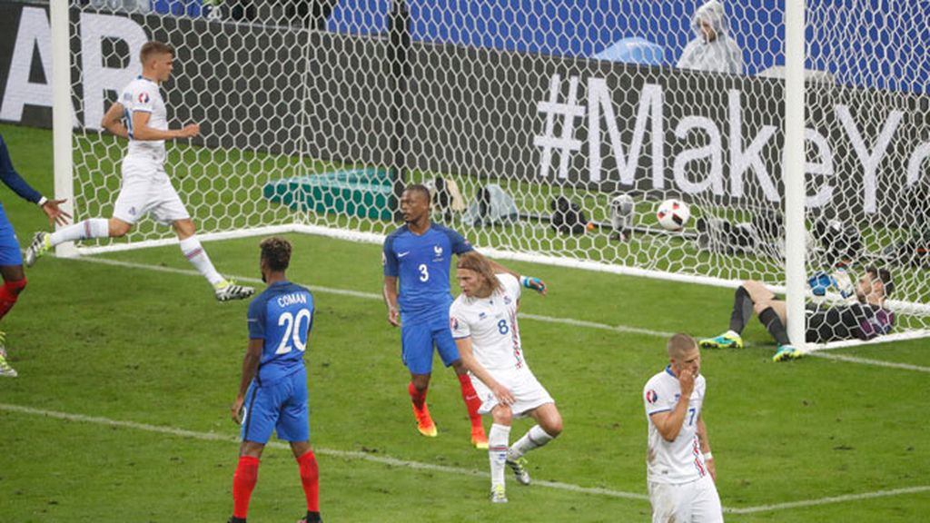 ¡Gol de Islandia! Bjarnason marca el segundo para hacer disfrutar a su afición (5-2)